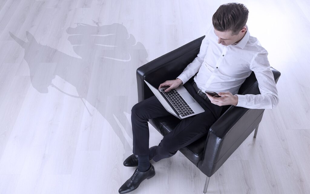 vista-superior-del-hombre-con-laptop-en-sillon